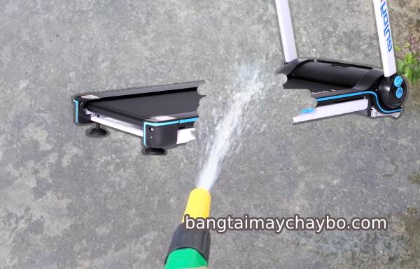 Vệ sinh băng tải chạy bộ nhiều người đổ cả nước lên băng tải
